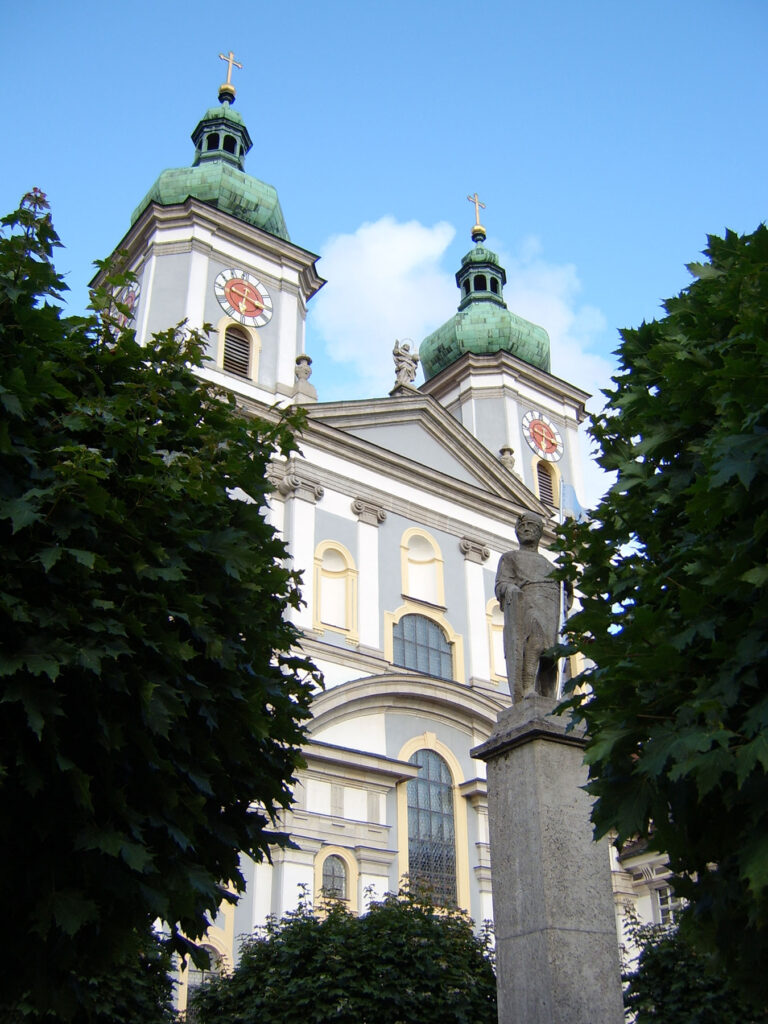 Basilika Waldsassen Zweiturmige Kirchenfront vor Baumreihen – historisches Kirchengebäude im Egertal