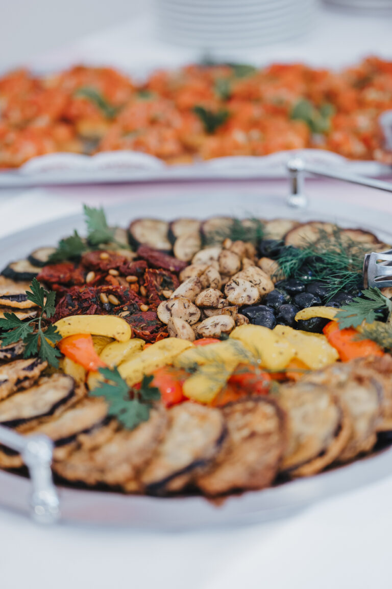 Bunter Buffet-Teller beim Hochzeitsfest im Haus Silberbach