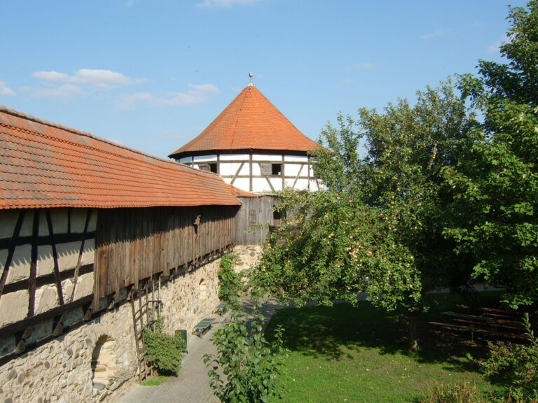 Burg Hohenberg Turm mit rotem Ziegeldach und Fachwerkmauern
