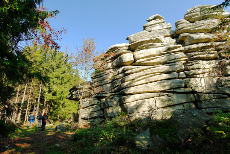 Drei Brüder Felsen im Fichtelgebirge – grauer, schichtiger Felsen im Wald