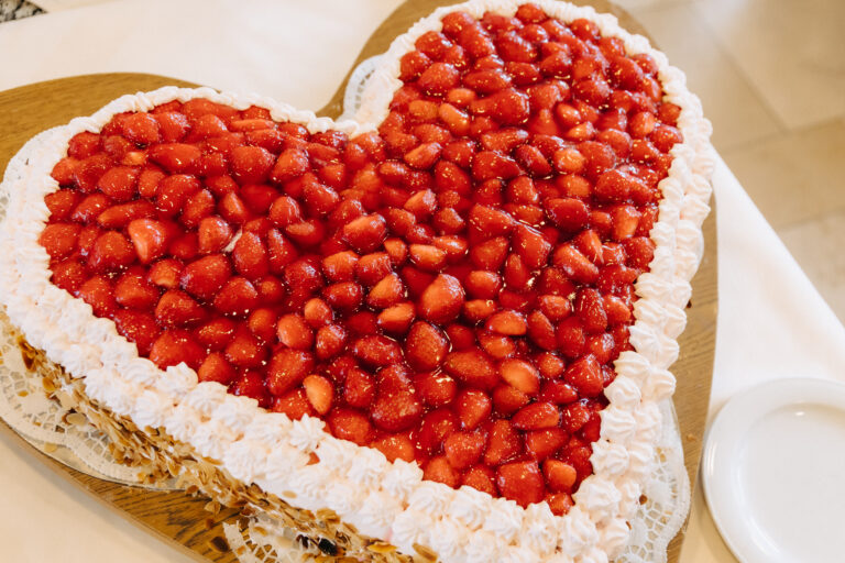 Herzformiger Erdbeerkuchen mit roter Fruchtdecke – Silberbach Hochzeitsspezialität