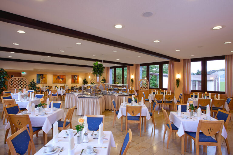 Hotel Silberbach Festsaal – Großer Bankettbereich mit Holzbalken und Tischdekorationen