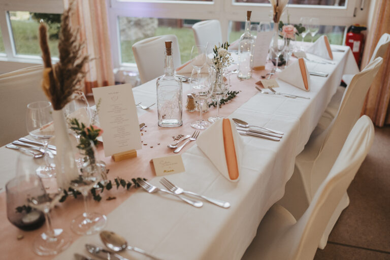 Haus Silberbach Hochzeit Tischdekoration – rosa Peach Läufer, Glaswaren und Blumen