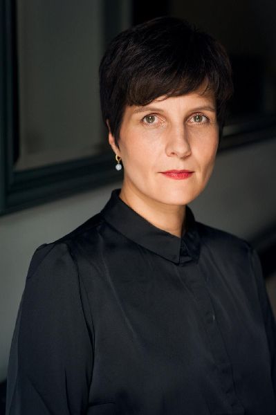 Porträt einer Frau mit kurzem dunklem Haar und schwarzer Bluse zur Kulturreihe im Hotel Morgenland mit Christian Buckard.