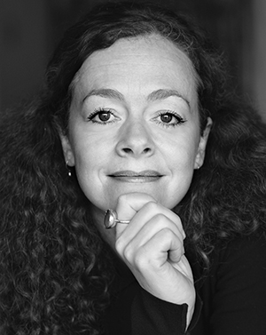 Porträt der Journalistin Heike Steinweg mit lockigem Haar bei der Kulturreihe im Hotel Morgenland