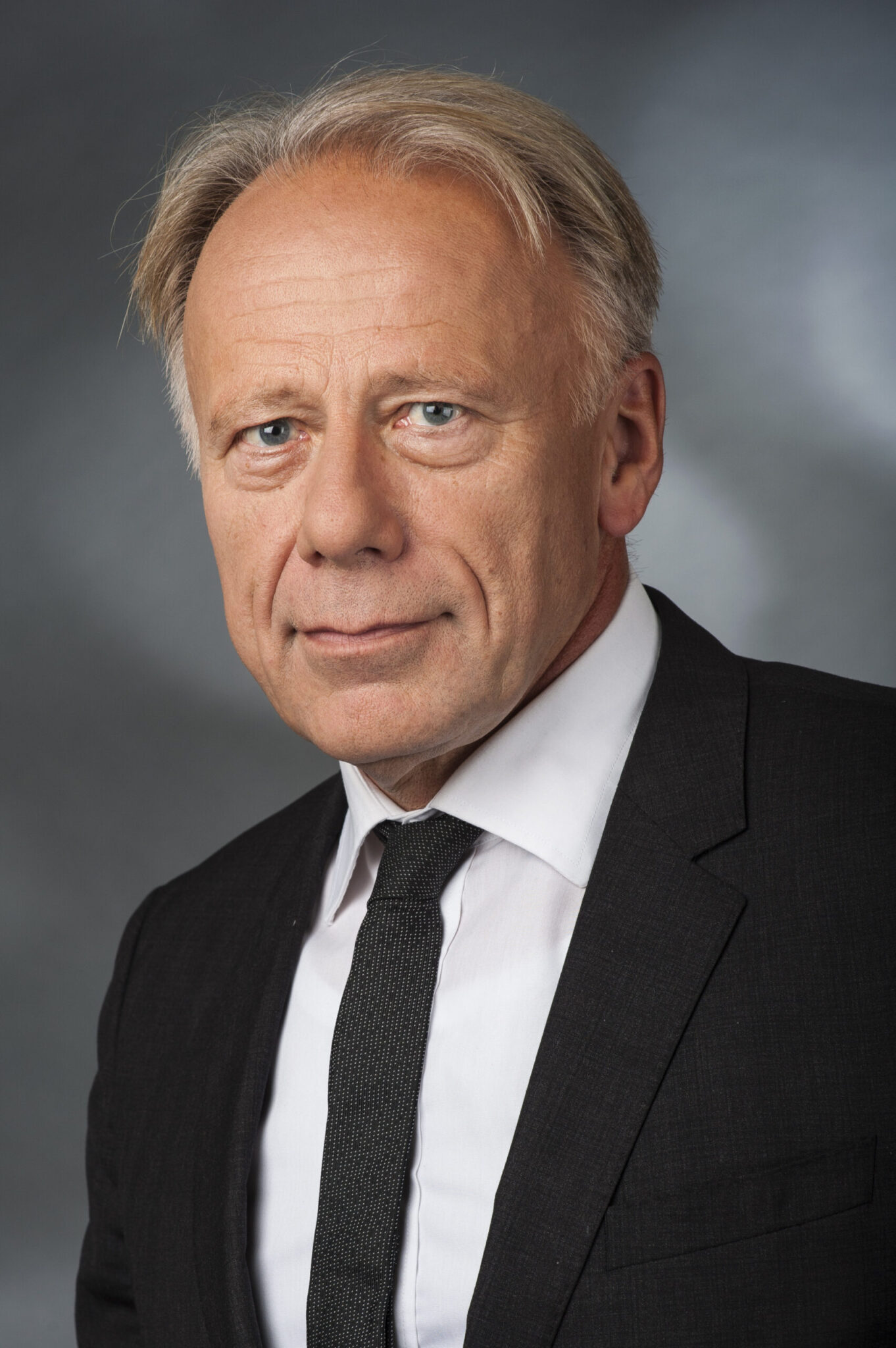 Porträt von Jürgen Trittin mit grauem Haar und dunklem Anzug bei der Kulturreihe im Hotel Morgenland